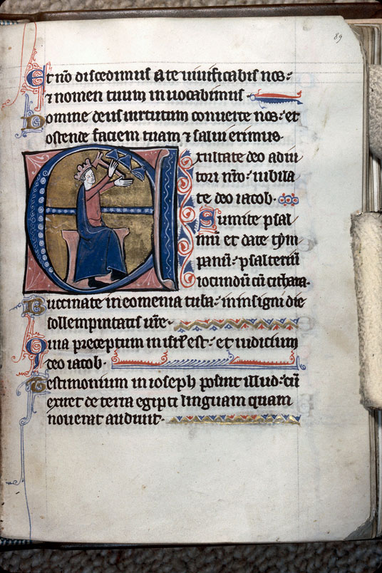 Psautier à l'usage de l'abbaye Notre-Dame de Fontevrault - David jouant des clochettes_2
