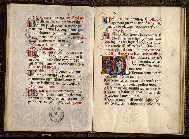 Pontifical romain à l'usage de Lodi (fragment) - Evêque revêtant la chasuble_1
