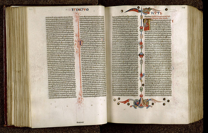 Bible - Homme tenant un livre (à préciser)_1