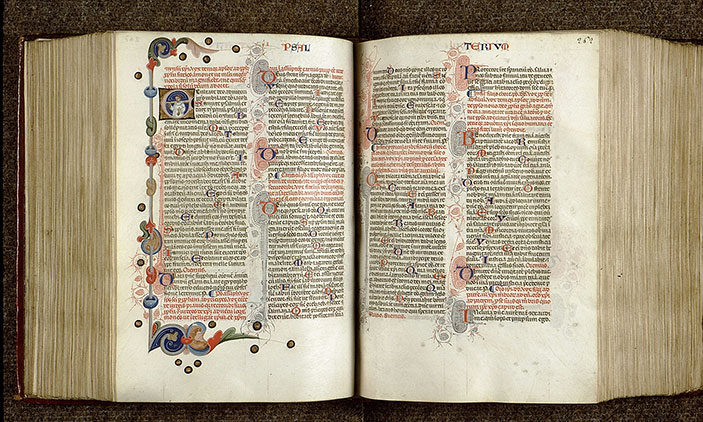 Bible - Clerc jouant des clochettes_1