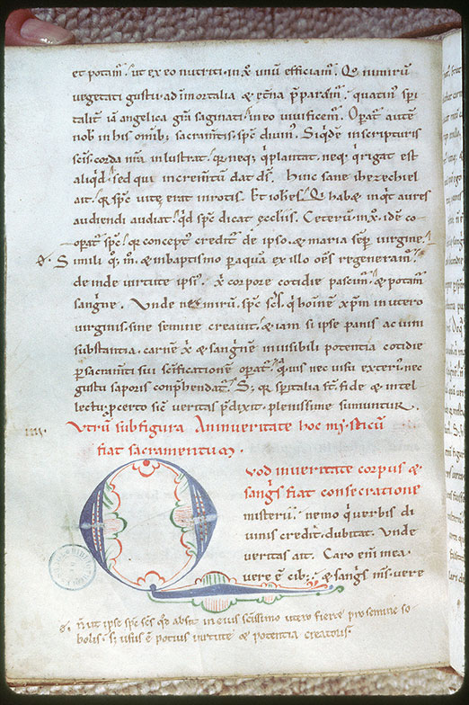 Corpore et sanguine Domini (De) - Initiale de couleur ornée
