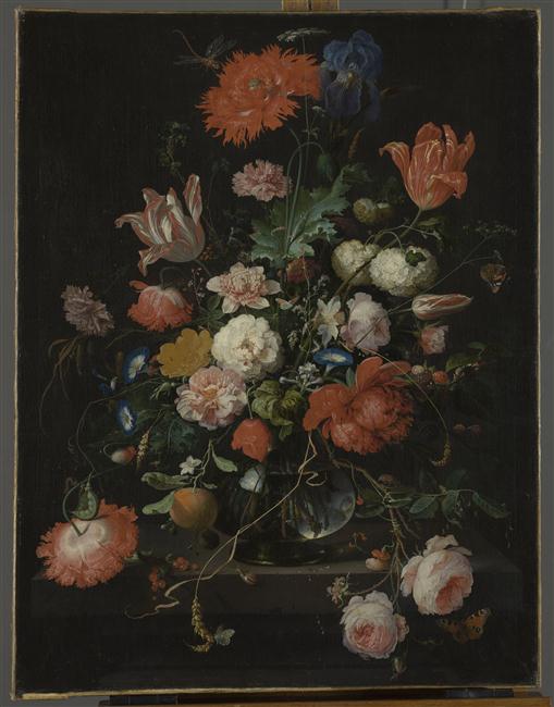 Fleurs dans une carafe de cristal placée sur un piédestal en pierre, avec une libellule_0