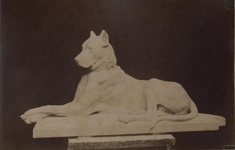Chien couché de Gardet ornant le vestibule du château de Chantilly_0