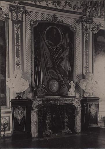 Le château de Chantilly : cheminée de la galerie des Batailles_0