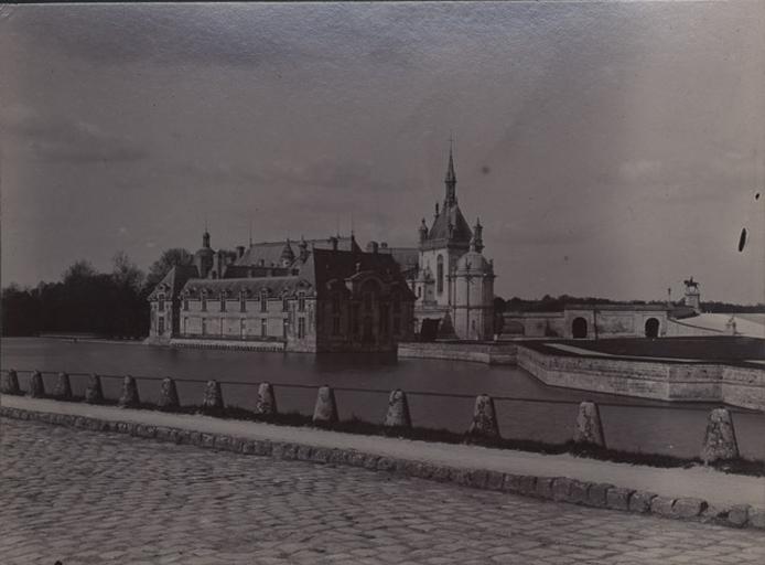 Le château de Chantilly : vu de la route_0