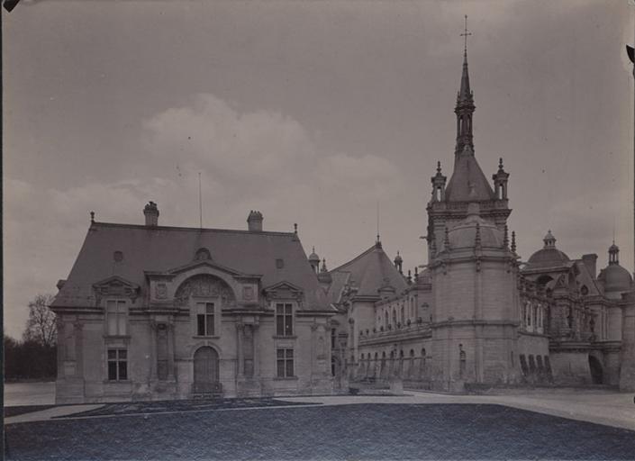Le château de Chantilly : le pavillon Jean-Bullant et la chapelle_0