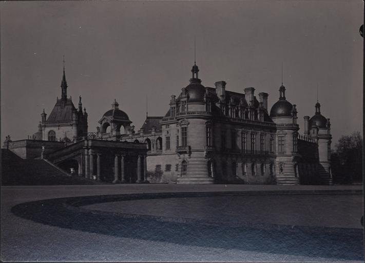 Le château de Chantilly, vu des parterres_0