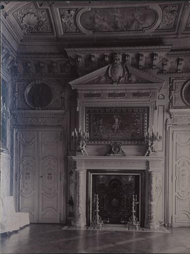 Le château de Chantilly : La cheminée dans la salle des gardes, l'enlèvement d'Europe_0