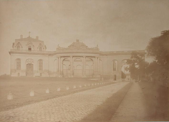 Les Grandes Ecuries de Chantilly : le pavillon du Manège et la Porte Saint-Denis. 1885. 78, A Chalot, 1885