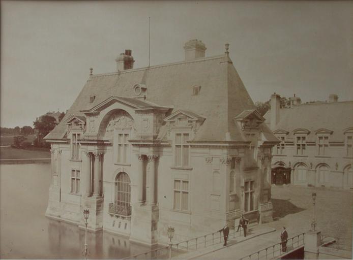 Chantilly : le pavillon Jean-Bullant et la cour de la Capitainerie. 1885. 70, A Chalot, 1885