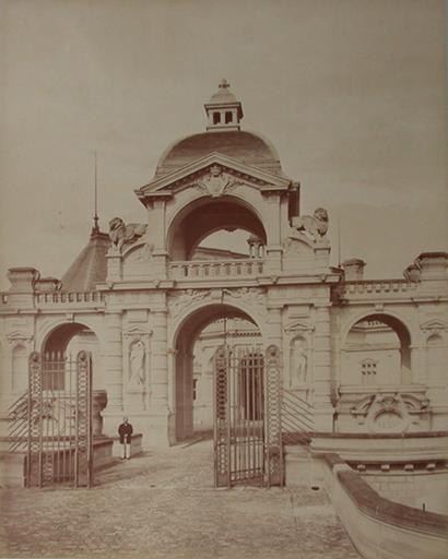 Chantilly : l'entrée de la cour d'honneur. 1885. 72, A Chalot, 1885