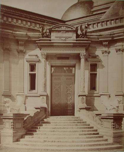 Chantilly : la cour d'honneur et l'escalier du logis. 1885. 39, A Chalot, 1885