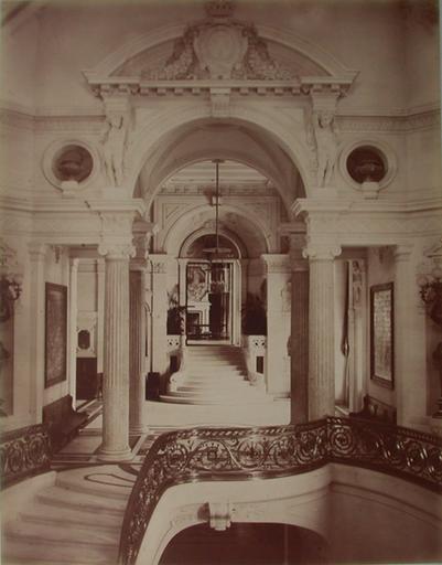 Chantilly : l'escalier d'honneur et l'entrée de la Galerie des Cerfs. 1885. 33, A Chalot, 1885