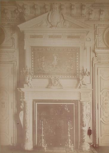 Chantilly : la salle des Gardes : la mosaîque et la cheminée. 1885. 38_0