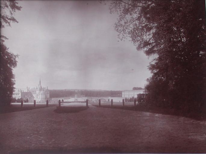 Chantilly : le château et la grille d'honneur vus de la route du Connétable. 1885, A Chalot, 1885