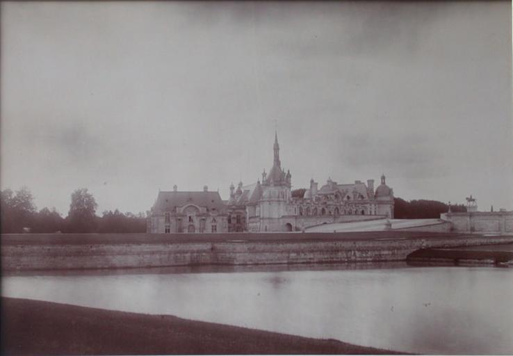 Chantilly : le château et la Capitainerie vus de l'étang de Sylvie. 1885, A Chalot, 1885