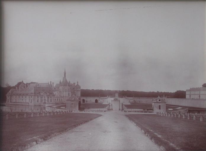 Chantilly : le château vu de la forêt. 1885, A Chalot, 1885
