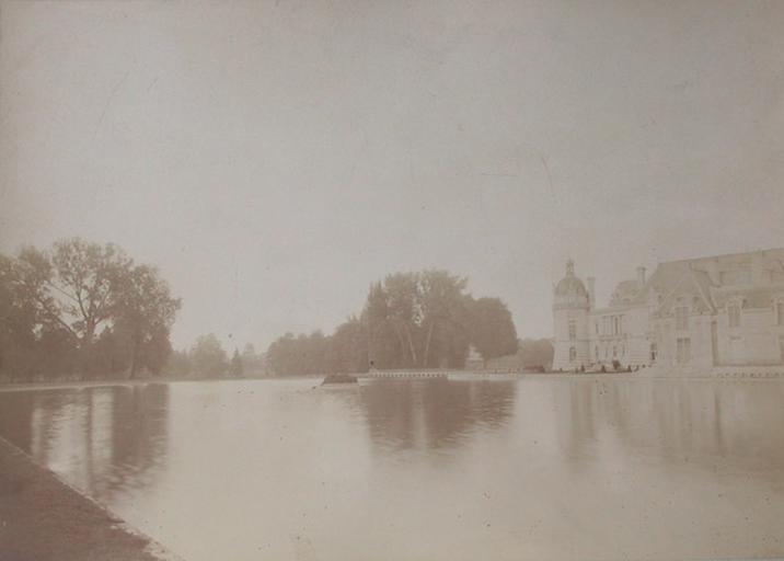 Chantilly : le château et la capitainerie vus du jardin anglais. 1885, A Chalot, 1885