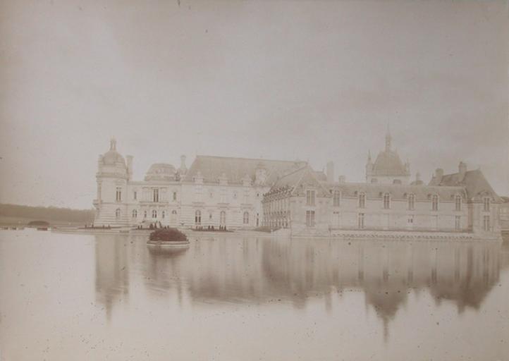 Chantilly : le petit château et la chapelle vus du jardin anglais. 1885, A Chalot, 1885