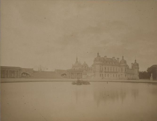 Chantilly : le château et le Grand Degré vus de la Gerbe avant la mise en place de la statue du Connétable. 1885. 19, A Chalot, 1885
