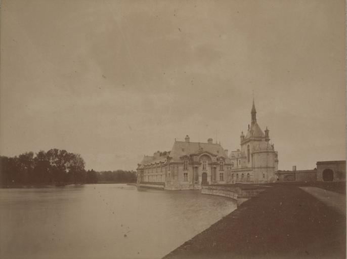 Chantilly : le petit château et la chapelle vus de la grille d'honneur. 1885. 35, A Chalot, 1885