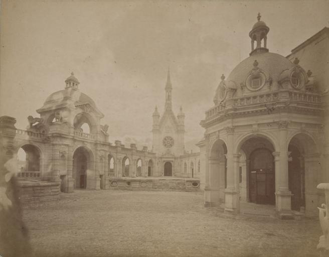 Chantilly : l'intérieur de la cour d'honneur. 1885. 4, A Chalot, 1885
