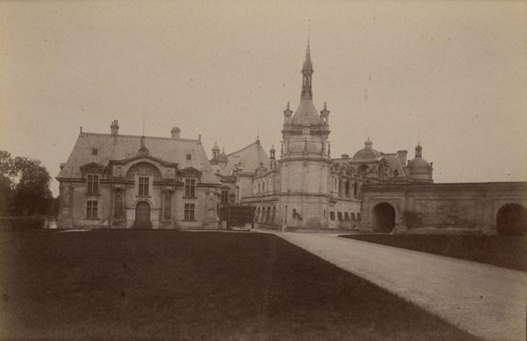Chantilly : le pavillon Jean Bullant et la chapelle. 1885. 956, A Chalot, 1885