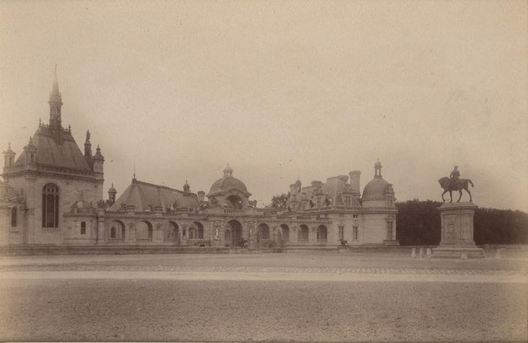 Chantilly : la galerie de la chapelle et la statue du Connétable. 1885. 960, A Chalot, 1885