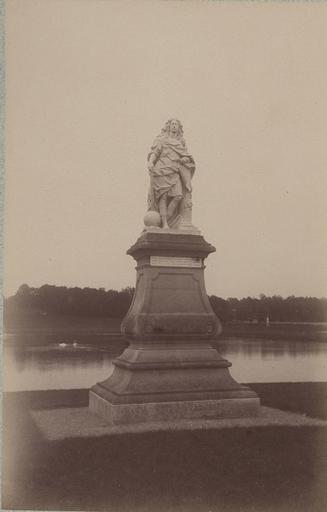 Chantilly : la statue du grand Condé par Coysevox. 964_0