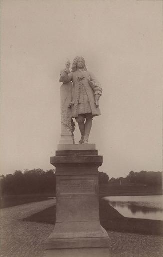 Chantilly : la statue de La Bruyère. 965, A Chalot, 1885