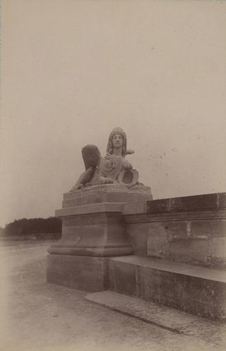 Chantilly : une des sphinges du parterre. 967_0