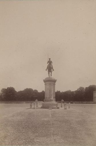 Chantilly : la statue du Connétable du côté du château d'Enghien. 968, A Chalot, 1885