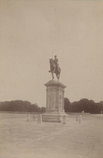 Chantilly : la statue du Connétable et la forêt. 969, A Chalot, 1885