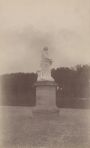 Chantilly : la statue de Bossuet. 973_0