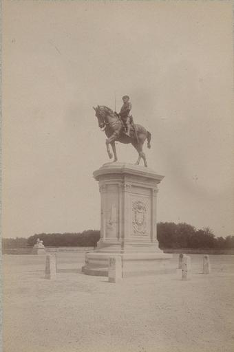 Chantilly : la statue du Connétable. 975, A Chalot, 1885