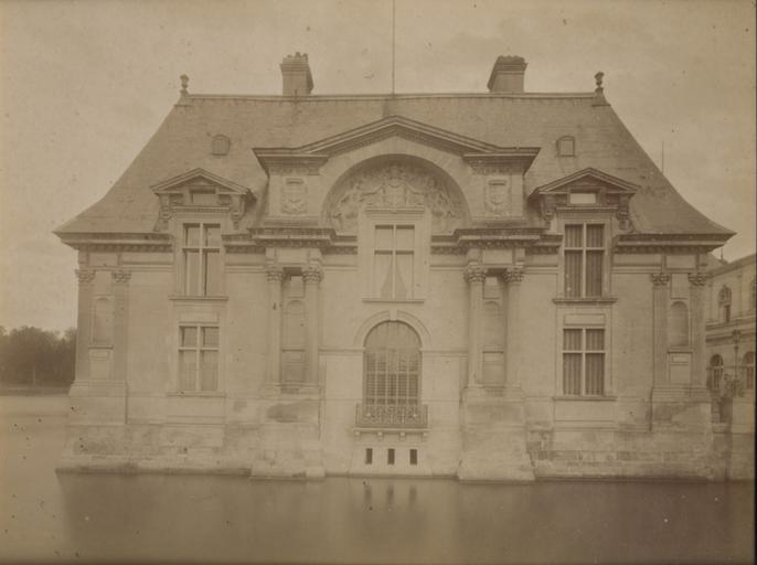 Chantilly, le pavillon Jean Bullant. 17, A Chalot, 1885