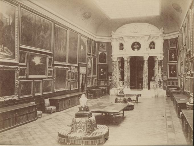 Chantilly, la galerie de peinture vue du côté de la Rotonde_0