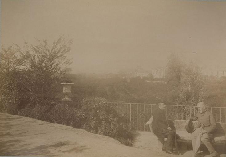 Le marquis de Bouillé et Monsieur Guérin sur le banc du roi. Villa d'Orléans. Palerme. 4 avril 1885. 223_0