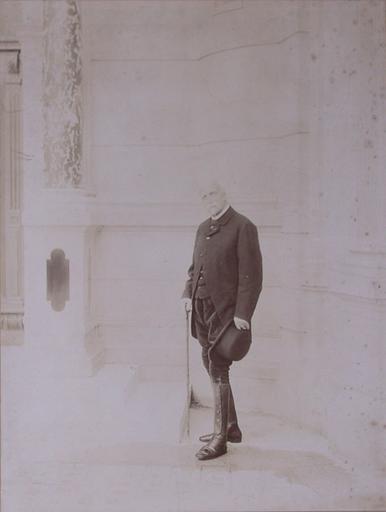 Portrait du duc d'Aumale (1822-1897), tête nue, dans la cour du grand château, en 1896_0