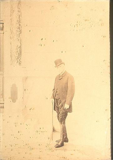 Portrait du duc d'Aumale (1822-1897), la tête couverte, dans la cour du grand château, en 1896_0