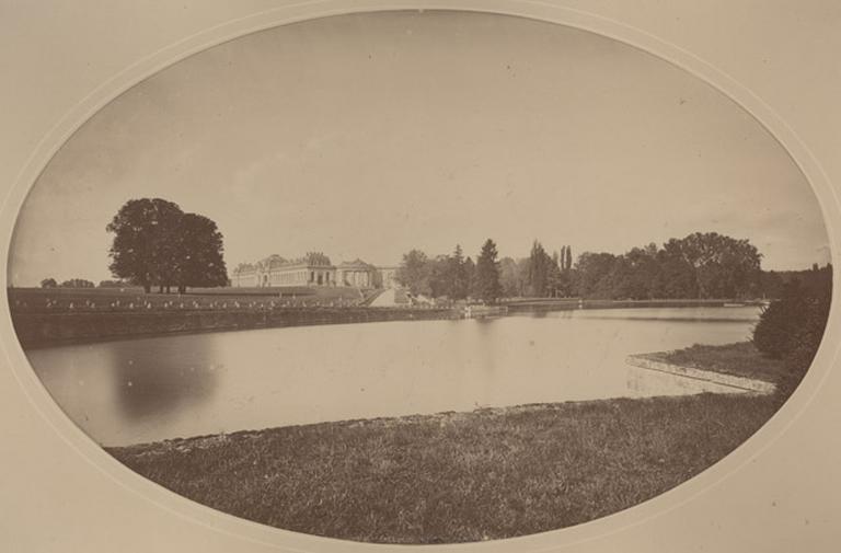 Les Grandes Ecuries vues des douves du petit château_0