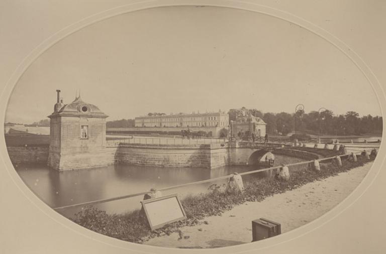 La grille d'honneur et le château d'Enghien (avec le matériel du photographe au premier plan)_0