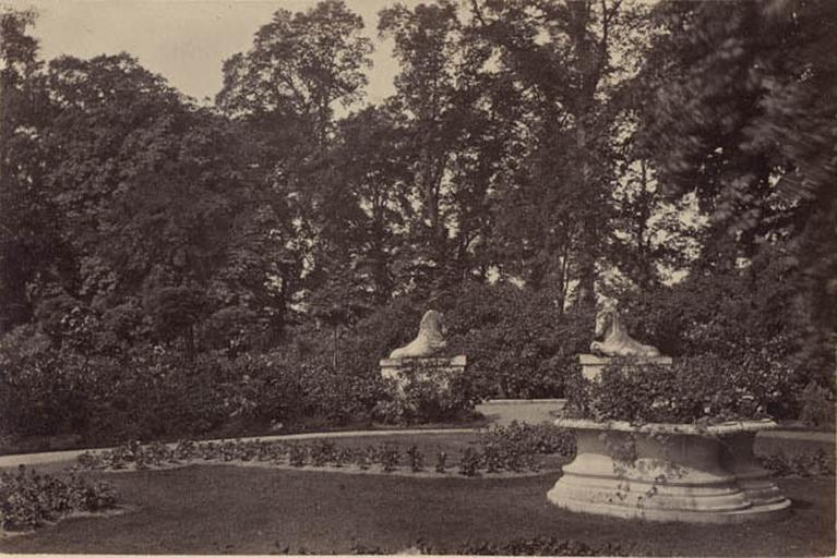 Strawberry Hill. Horse Garden_0