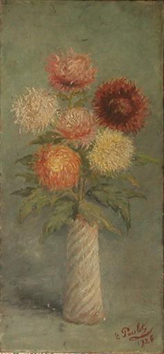 Bouquet de chrysanthèmes dans un vase blanc torsadé_0