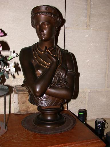 Buste de femme à mi-corps_0
