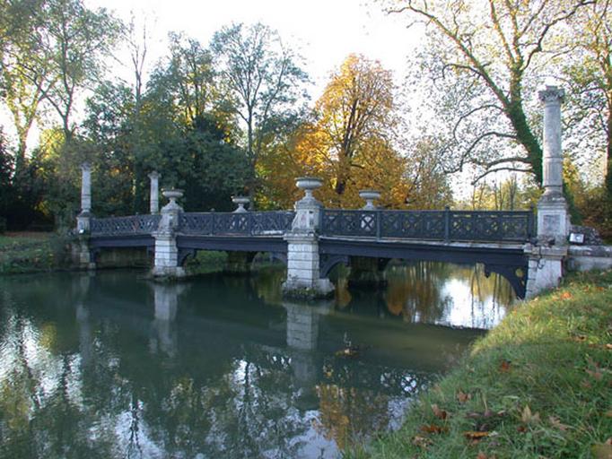 Colonnes du Pont des Grands Hommes (acanthe)_1