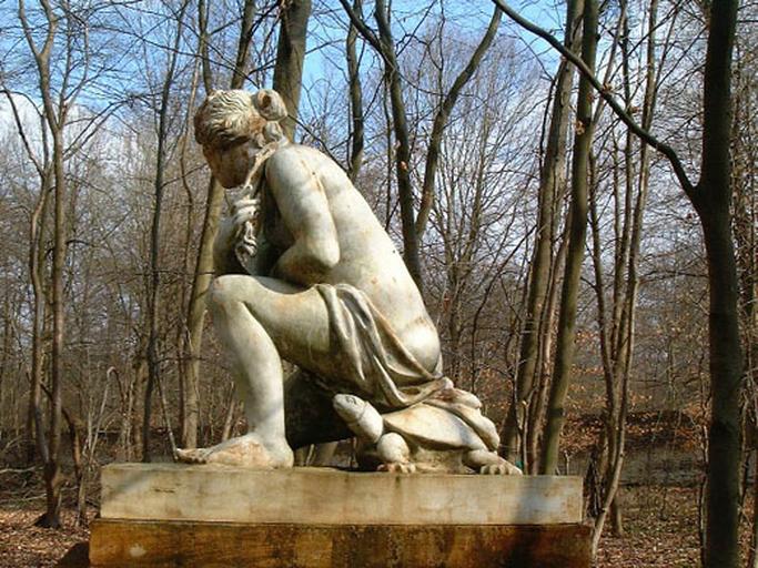 Vénus à la tortue, accroupie, nue_0
