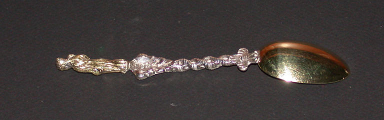Cuiller terminant par une figurine de femme_1