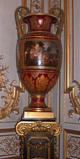 Vase dit des Chasses historiques de la cour de France ; 1538. La dauphine Catherine de Médicis dirige la petite bande de dames qu'elle a formé pour la chasse ; 1689. Louis XIV pour adoucir les malheurs du roi et de la reine d'Angleterre donne des fêtes au château de Saint Germain ; 1622. Louis XIII fait construire un repos de chasse (Origine de Versailles) ; 1781. Le prince de Condé donne à l'Empereur de Russie la surprise d'une chasse aux flambeaux dans la forêt de Chantilly_0