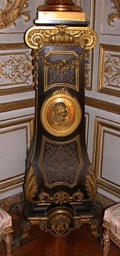 Vase dit des Chasses historiques de la cour de France ; 1538. La dauphine Catherine de Médicis dirige la petite bande de dames qu'elle a formé pour la chasse ; 1689. Louis XIV pour adoucir les malheurs du roi et de la reine d'Angleterre donne des fêtes au château de Saint Germain ; 1622. Louis XIII fait construire un repos de chasse (Origine de Versailles) ; 1781. Le prince de Condé donne à l'Empereur de Russie la surprise d'une chasse aux flambeaux dans la forêt de Chantilly_1